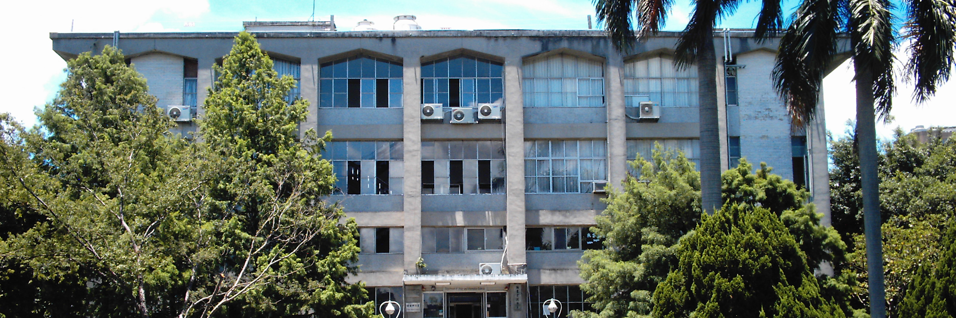 <h2>August, 1960</br>通過課程綱要</h2>